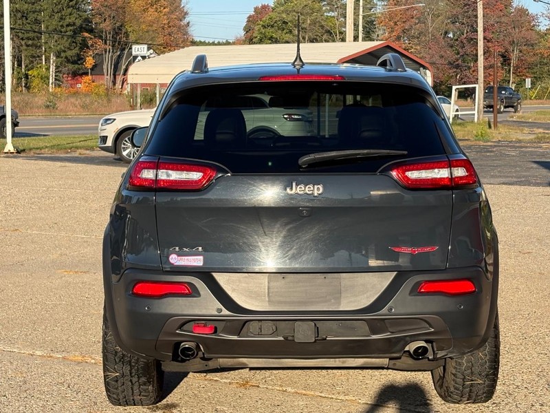 Jeep Cherokee Vehicle Full-screen Gallery Image 06