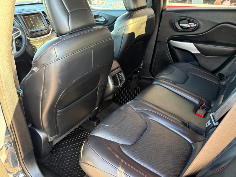 Jeep Cherokee Vehicle Full-screen Gallery Image 08