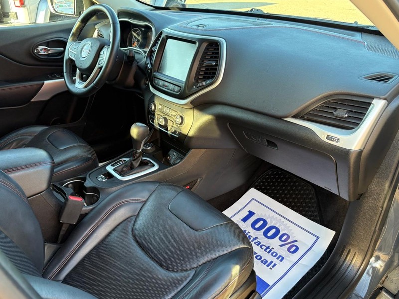 Jeep Cherokee Vehicle Full-screen Gallery Image 09