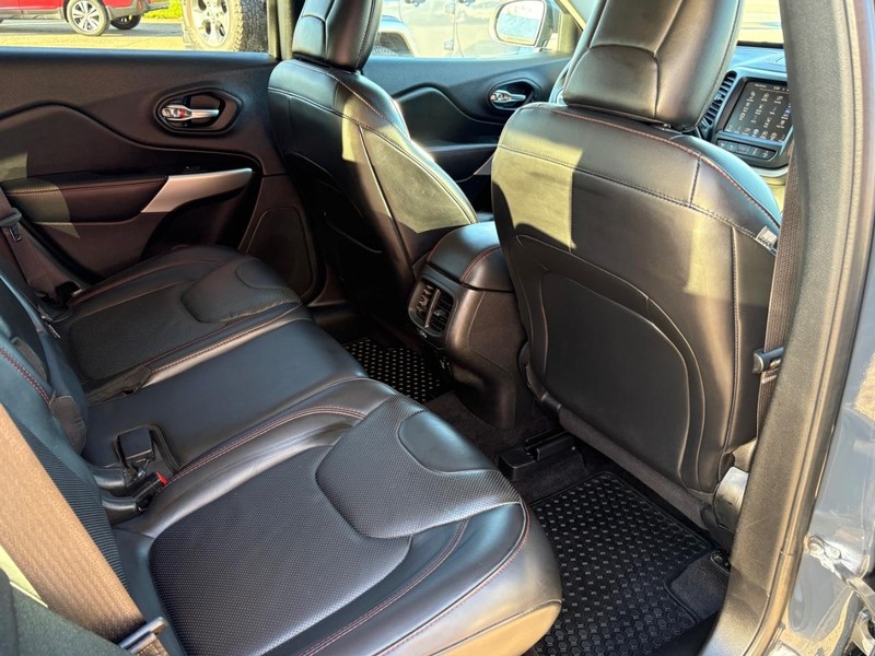 Jeep Cherokee Vehicle Full-screen Gallery Image 10