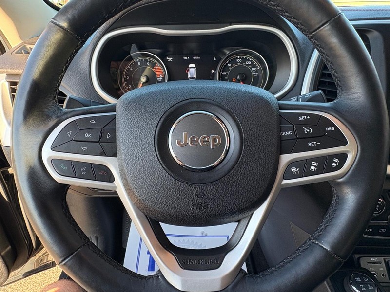 Jeep Cherokee Vehicle Full-screen Gallery Image 12