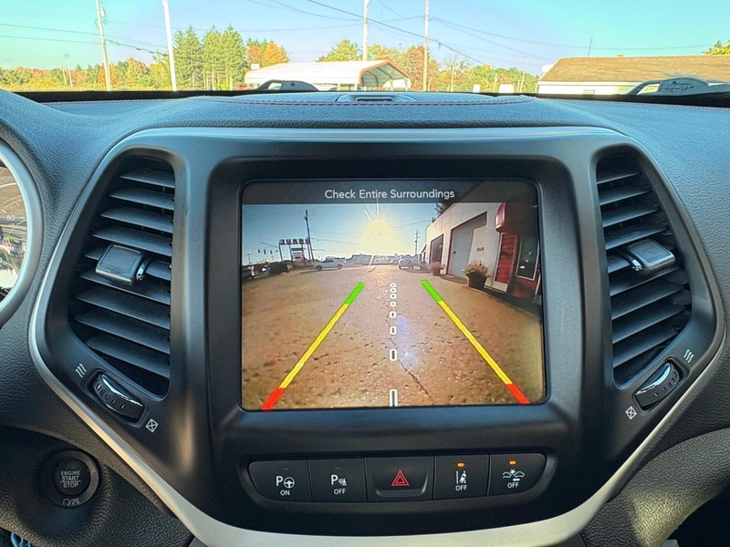 Jeep Cherokee Vehicle Full-screen Gallery Image 14