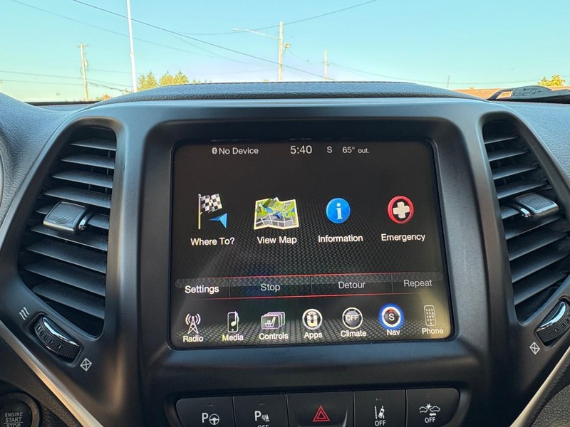 Jeep Cherokee Vehicle Full-screen Gallery Image 15