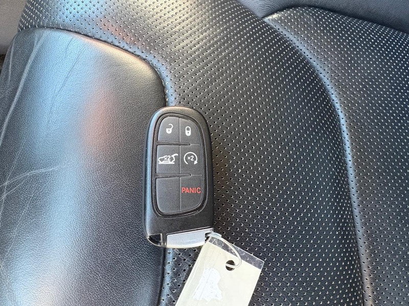 Jeep Cherokee Vehicle Full-screen Gallery Image 18