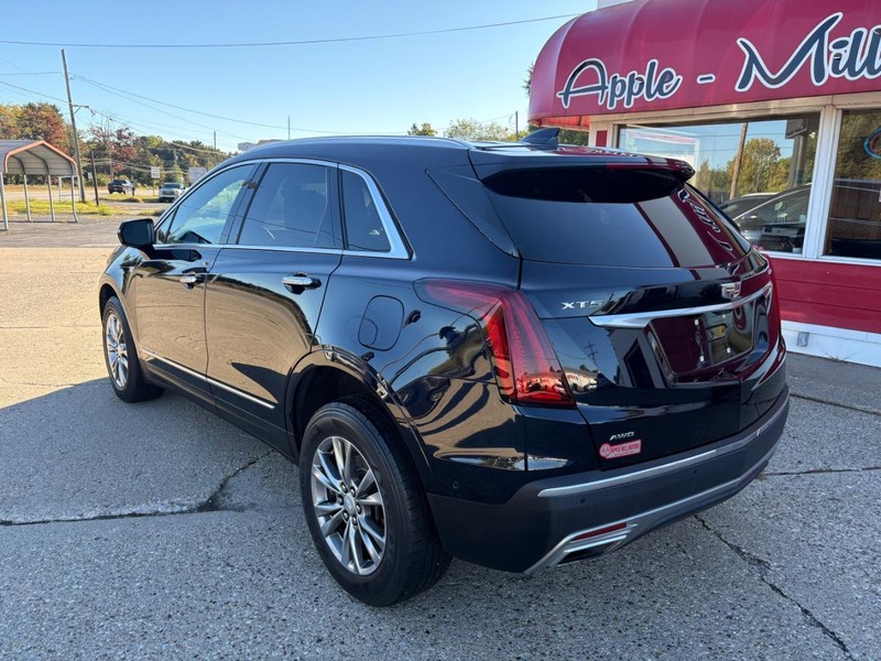 Cadillac XT5 Vehicle Full-screen Gallery Image 02