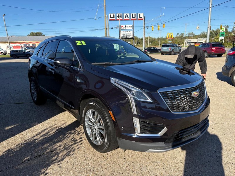 Cadillac XT5 Vehicle Full-screen Gallery Image 03