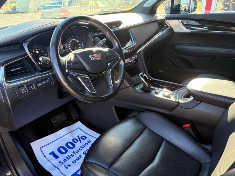 Cadillac XT5 Vehicle Full-screen Gallery Image 07