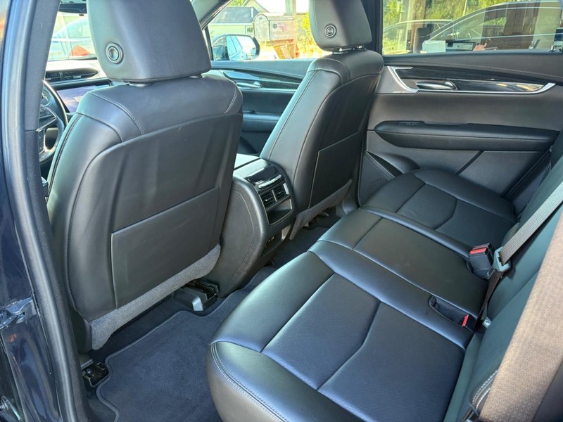 Cadillac XT5 Vehicle Full-screen Gallery Image 08