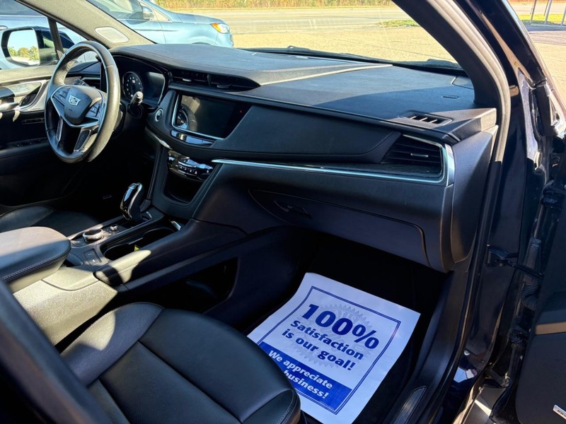 Cadillac XT5 Vehicle Full-screen Gallery Image 09