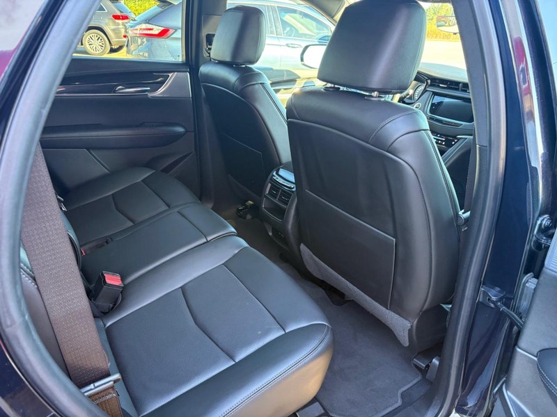 Cadillac XT5 Vehicle Full-screen Gallery Image 10