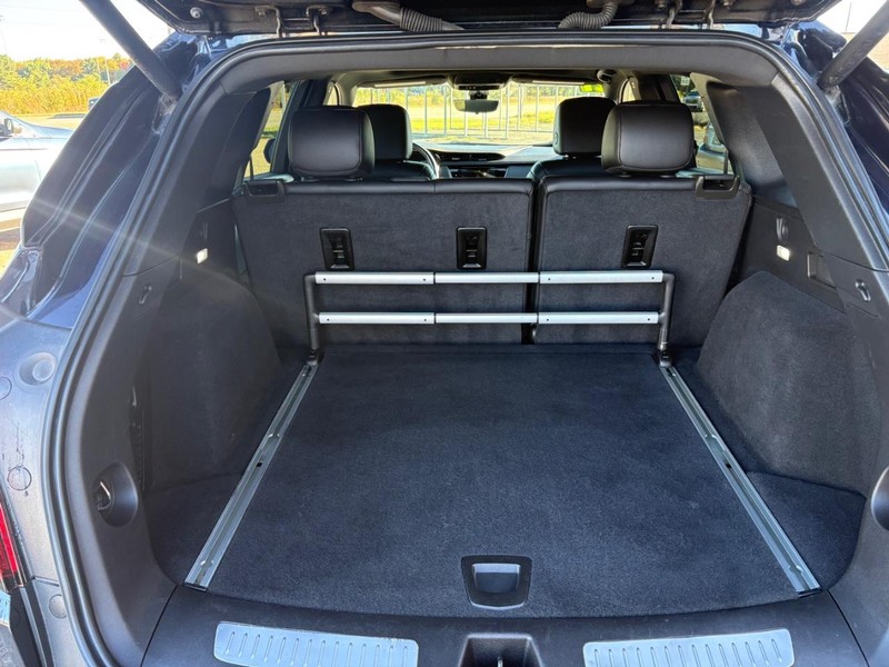Cadillac XT5 Vehicle Full-screen Gallery Image 11