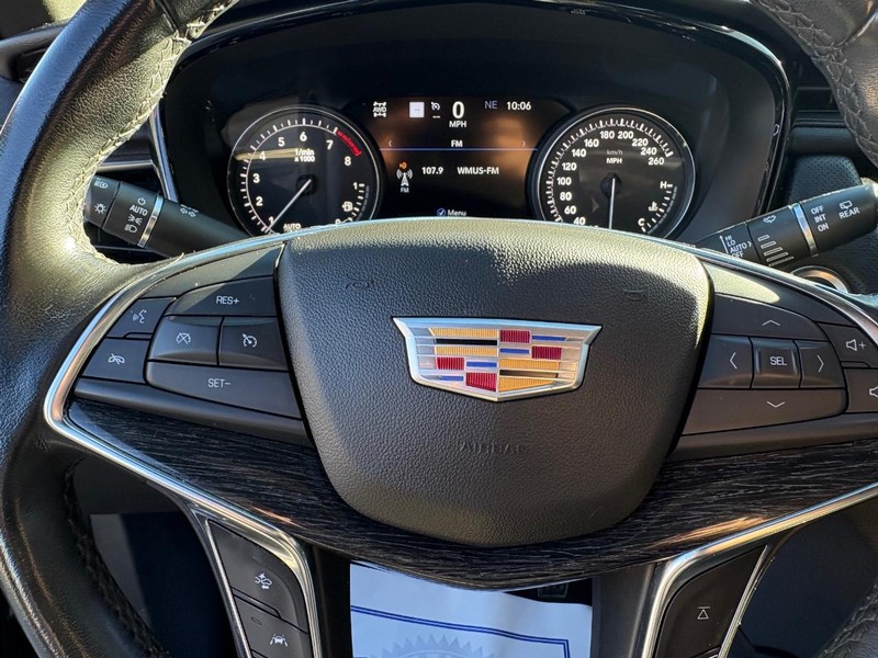 Cadillac XT5 Vehicle Full-screen Gallery Image 12
