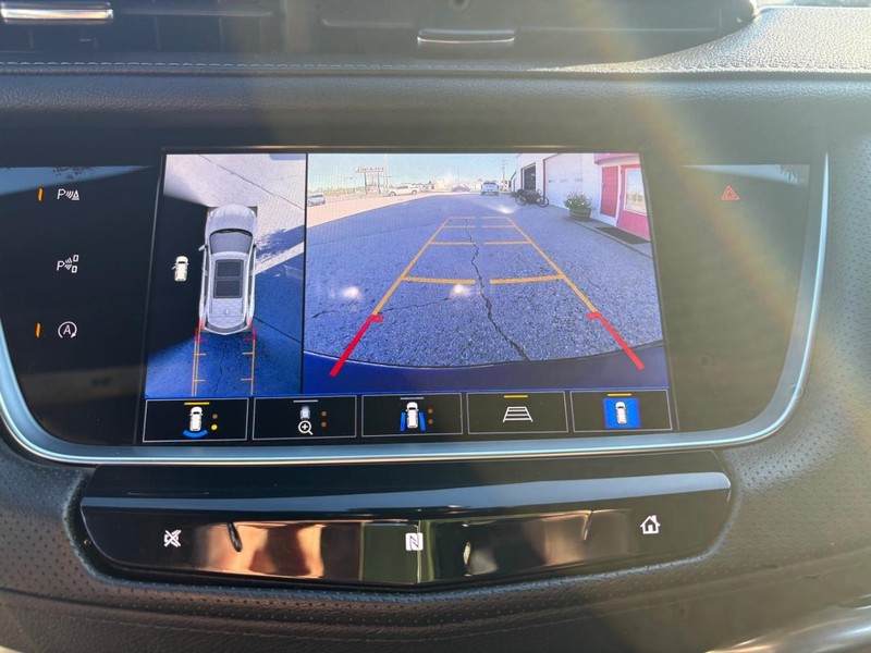 Cadillac XT5 Vehicle Full-screen Gallery Image 15
