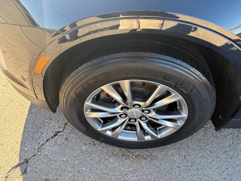 Cadillac XT5 Vehicle Full-screen Gallery Image 22