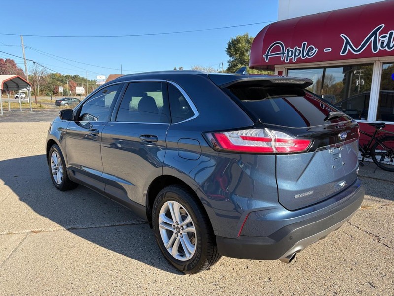 Ford Edge Vehicle Full-screen Gallery Image 02