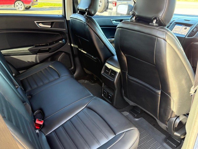 Ford Edge Vehicle Full-screen Gallery Image 11