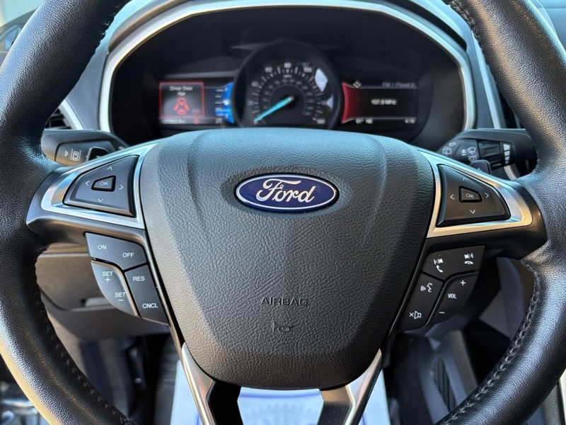 Ford Edge Vehicle Full-screen Gallery Image 12