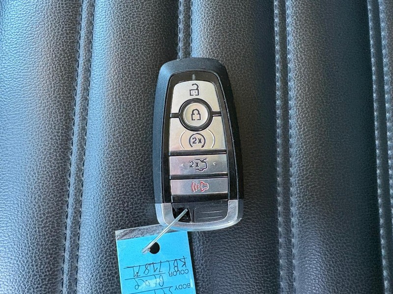 Ford Edge Vehicle Full-screen Gallery Image 16