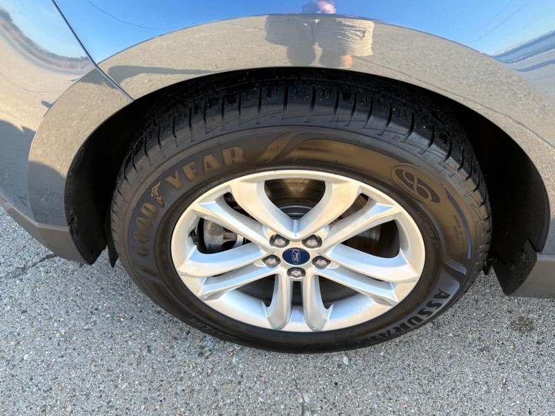 Ford Edge Vehicle Full-screen Gallery Image 17