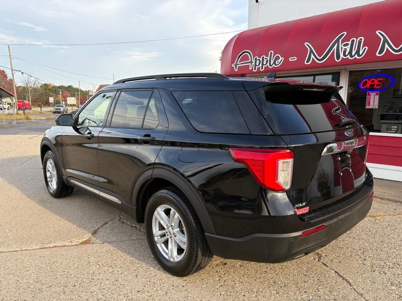 Ford Explorer Vehicle Full-screen Gallery Image 02