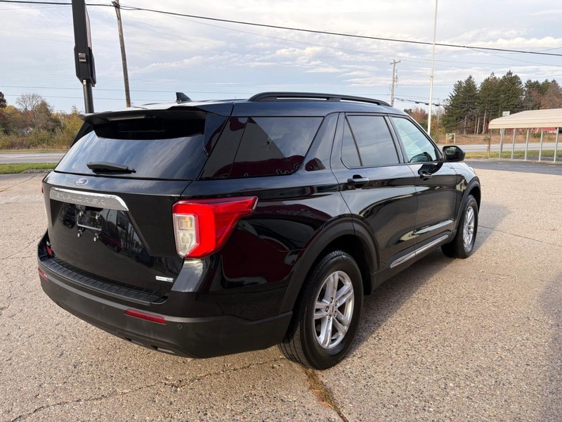 Ford Explorer Vehicle Full-screen Gallery Image 04