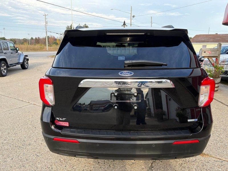 Ford Explorer Vehicle Full-screen Gallery Image 06