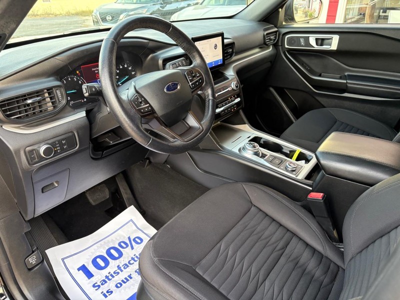 Ford Explorer Vehicle Full-screen Gallery Image 07