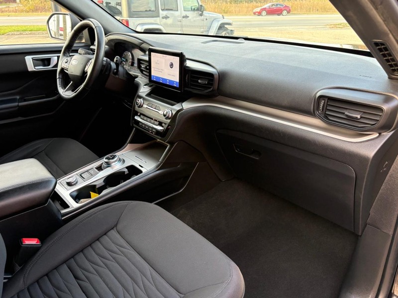 Ford Explorer Vehicle Full-screen Gallery Image 10