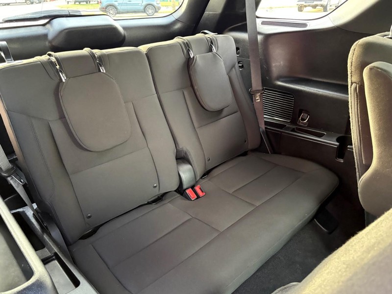 Ford Explorer Vehicle Full-screen Gallery Image 12