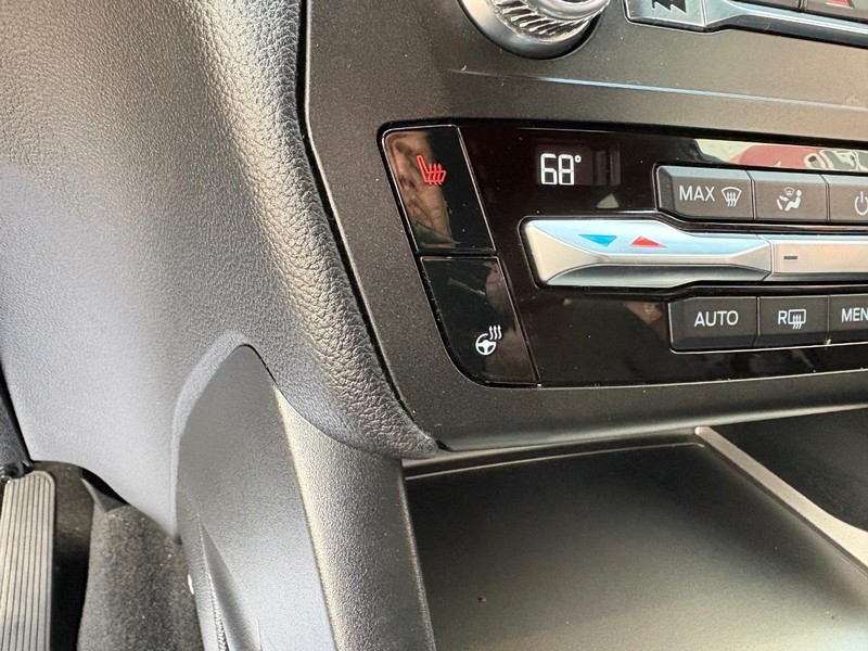 Ford Explorer Vehicle Full-screen Gallery Image 16