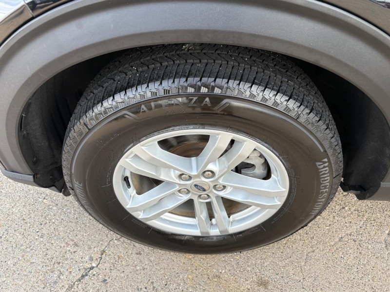 Ford Explorer Vehicle Full-screen Gallery Image 19