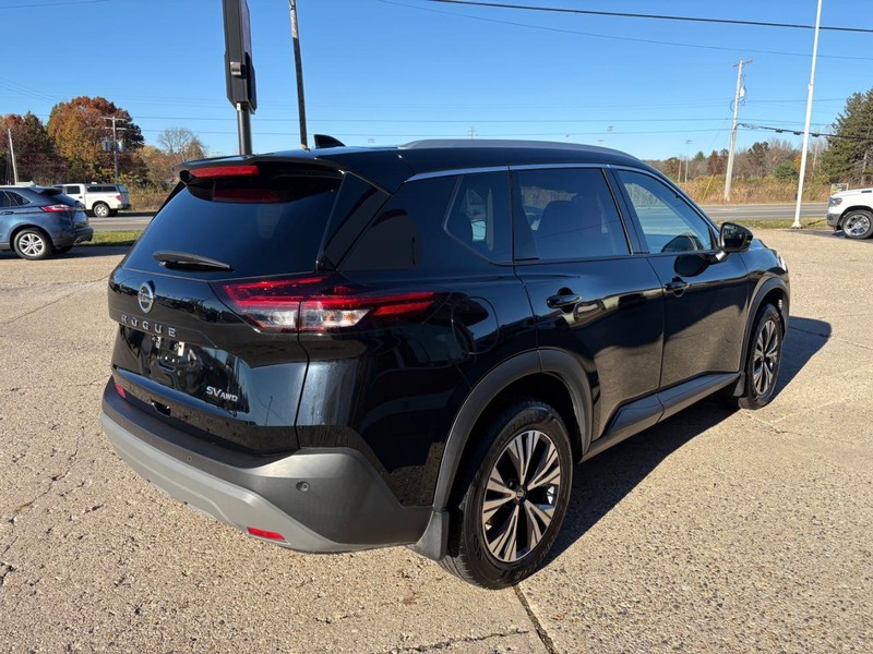 Nissan Rogue Vehicle Full-screen Gallery Image 04