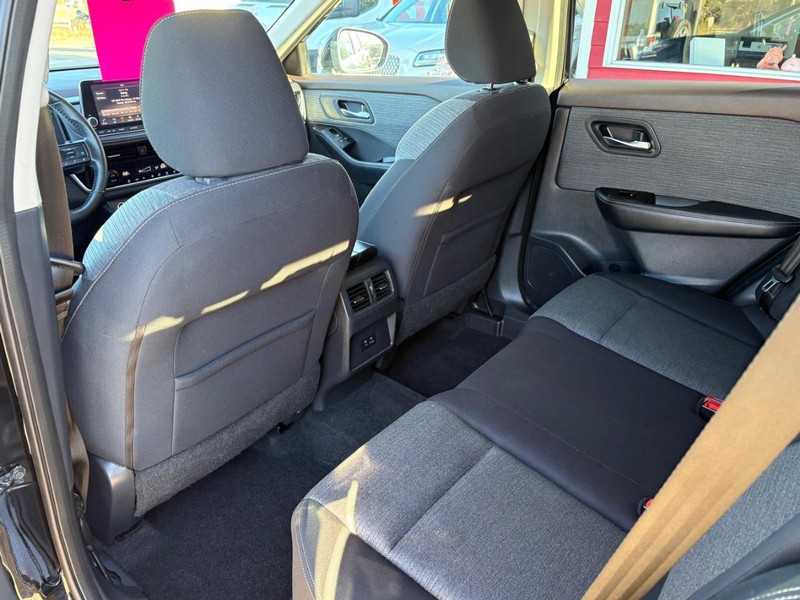 Nissan Rogue Vehicle Full-screen Gallery Image 08