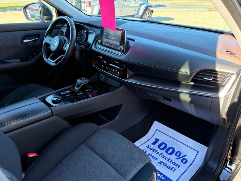Nissan Rogue Vehicle Full-screen Gallery Image 09