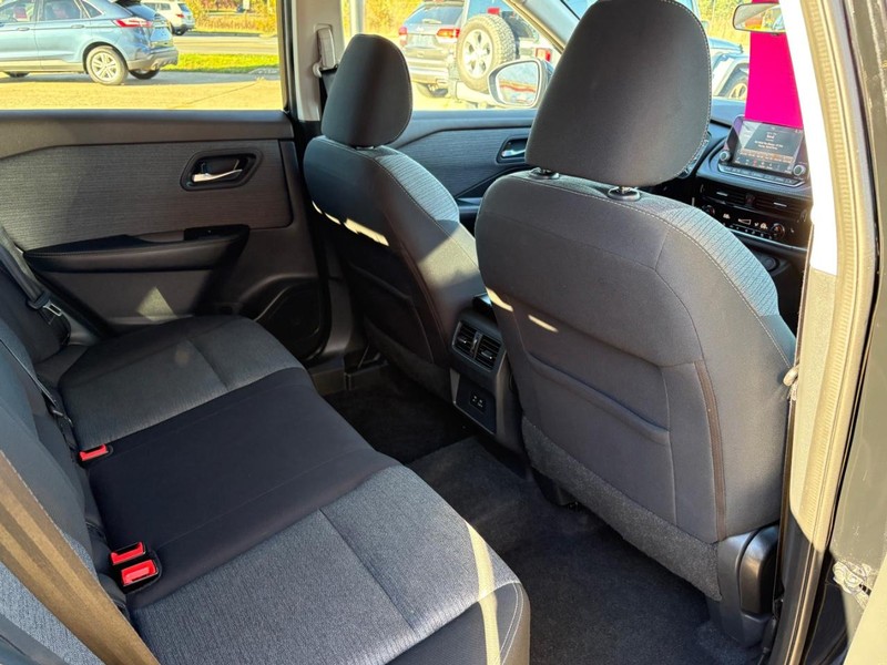Nissan Rogue Vehicle Full-screen Gallery Image 10