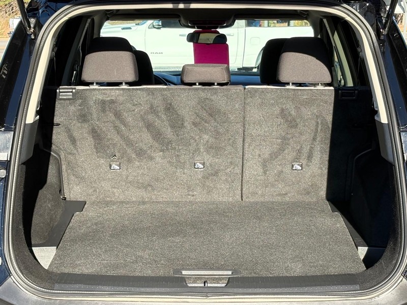 Nissan Rogue Vehicle Full-screen Gallery Image 11