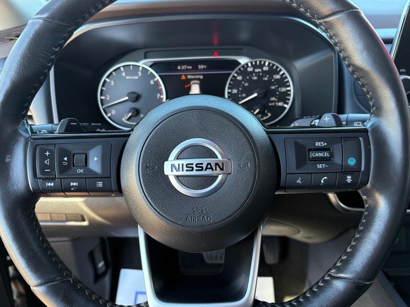 Nissan Rogue Vehicle Full-screen Gallery Image 12