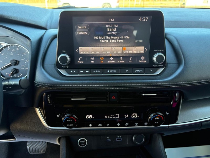 Nissan Rogue Vehicle Full-screen Gallery Image 13