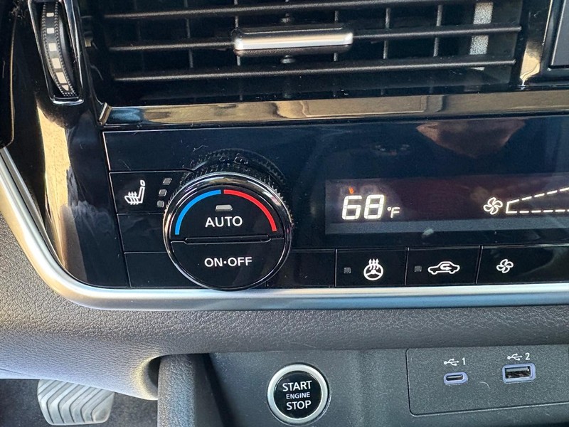 Nissan Rogue Vehicle Full-screen Gallery Image 15