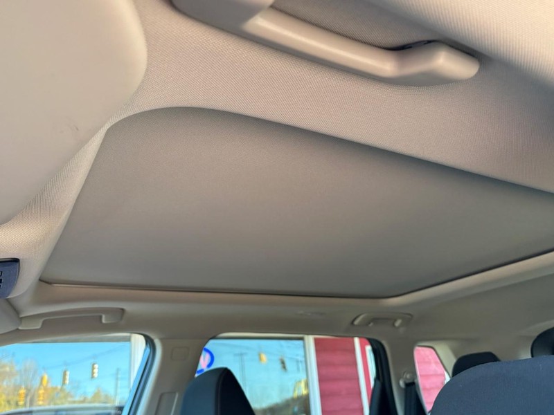Nissan Rogue Vehicle Full-screen Gallery Image 16
