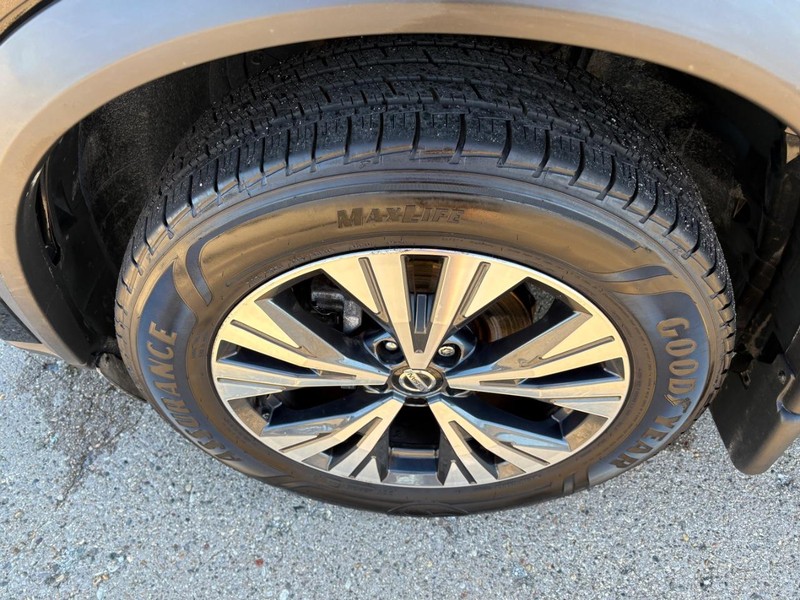 Nissan Rogue Vehicle Full-screen Gallery Image 19