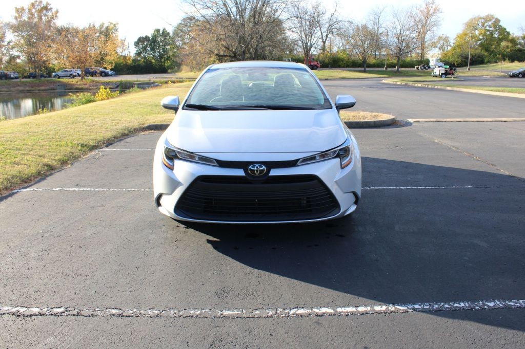 Toyota Corolla Vehicle Full-screen Gallery Image 03