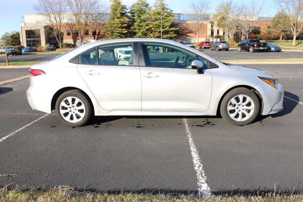 Toyota Corolla Vehicle Full-screen Gallery Image 05