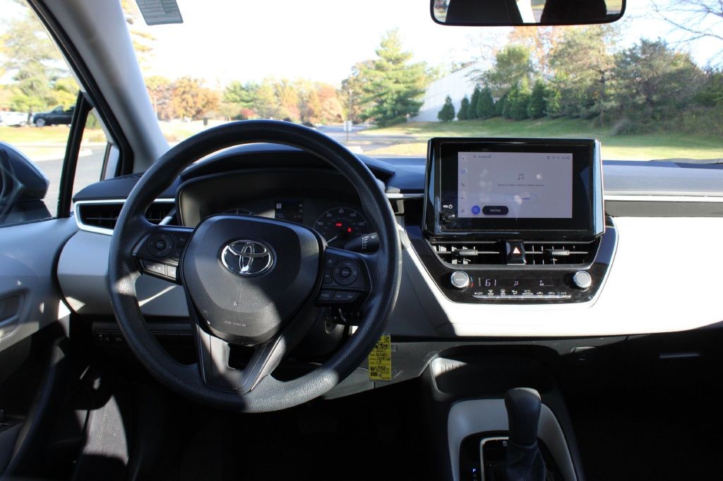 Toyota Corolla Vehicle Full-screen Gallery Image 09