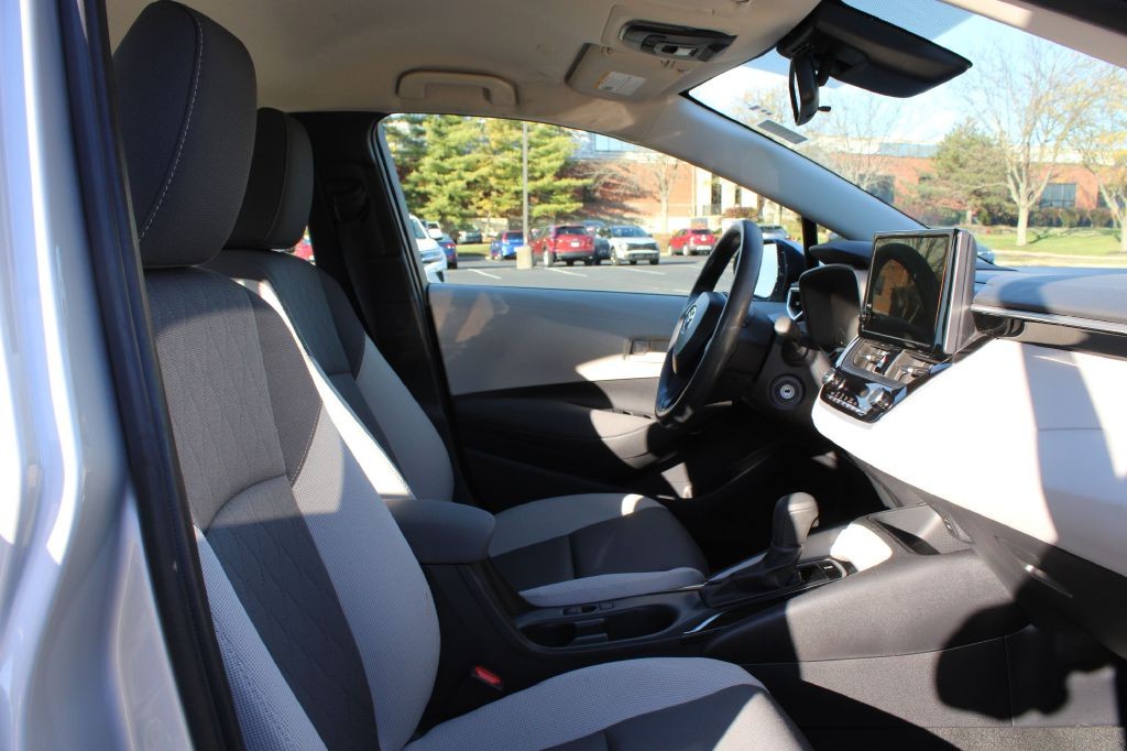 Toyota Corolla Vehicle Full-screen Gallery Image 12