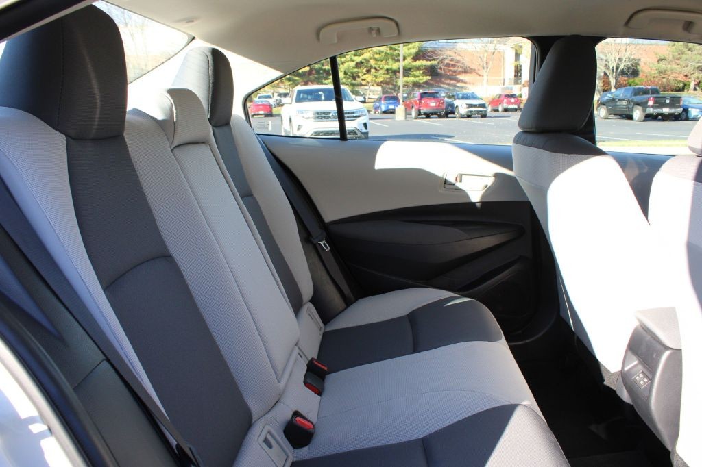 Toyota Corolla Vehicle Full-screen Gallery Image 13