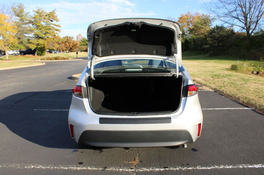 Toyota Corolla Vehicle Full-screen Gallery Image 15