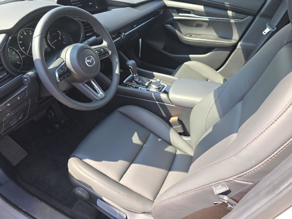 Mazda Mazda3 Sedan Vehicle Full-screen Gallery Image 10