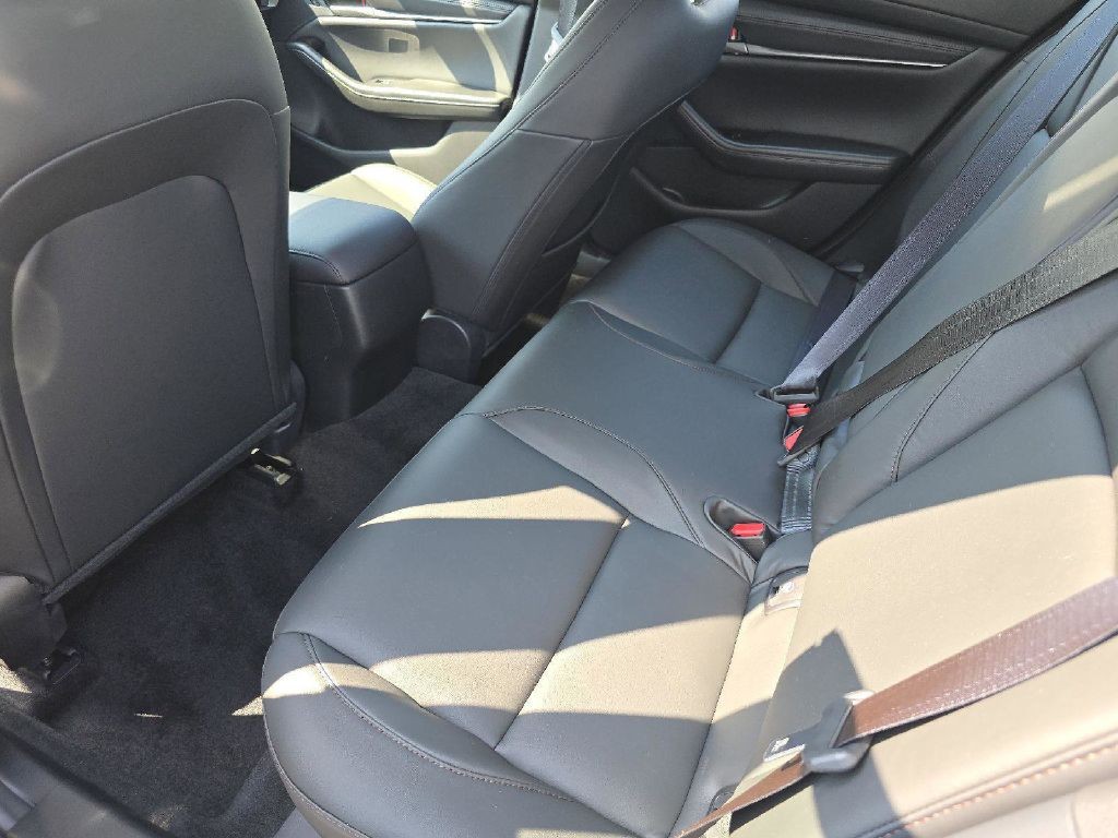 Mazda Mazda3 Sedan Vehicle Full-screen Gallery Image 12