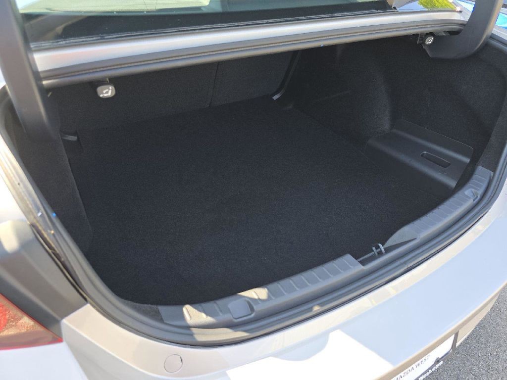 Mazda Mazda3 Sedan Vehicle Full-screen Gallery Image 13